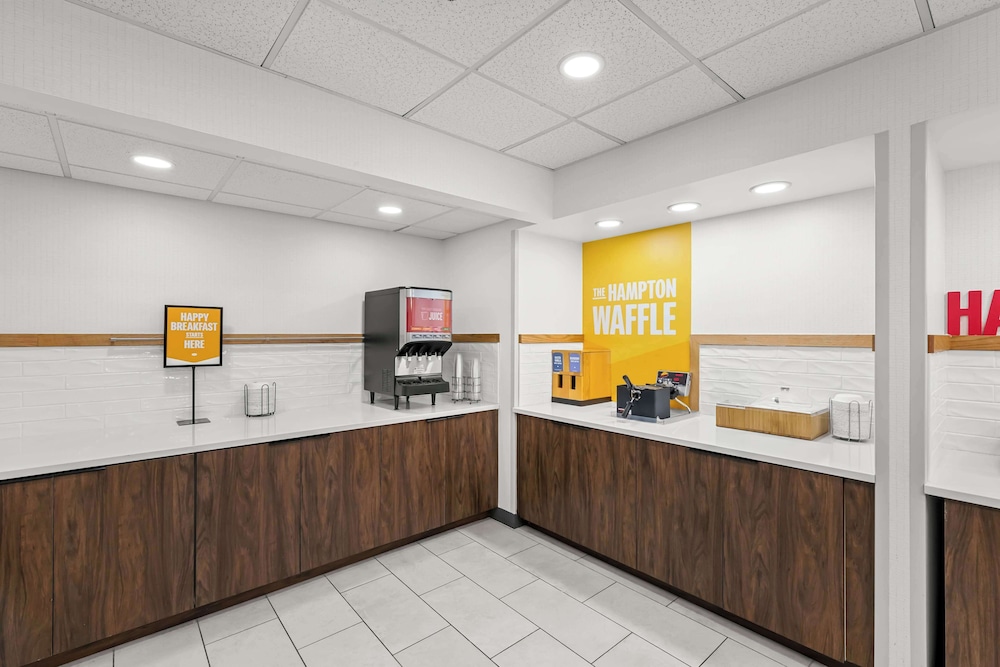 Hampton Inn & Suites Charlotte Airport - photo 43