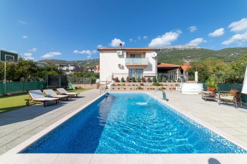 Holiday house with a swimming pool Kastel Stari Kastela 22832 — 4-Star Luxury Hotel in Kastel Stari, Croatia