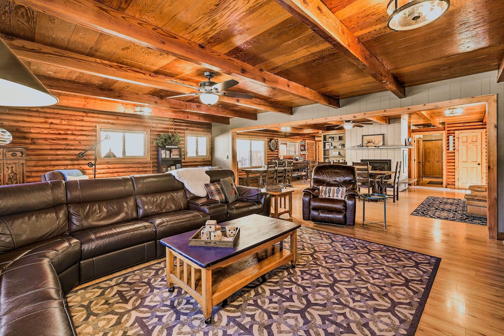Dog Friendly Kings Beach Log Cabin with Hot Tub — 4-Star Luxury Hotel in Kings Beach, United States