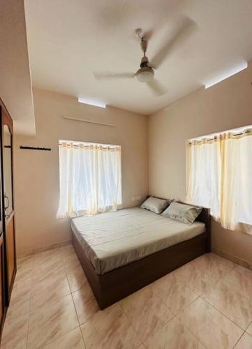 Homestay Guruvayur 2 AC Bedrooms Hall Veranda Kitchen — 5-Star Luxury Hotel in Guruvayur, India