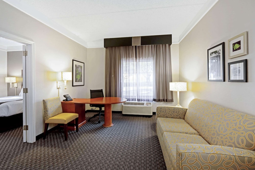 La Quinta Inn & Suites by Wyndham Houston West Park 10 - photo 14