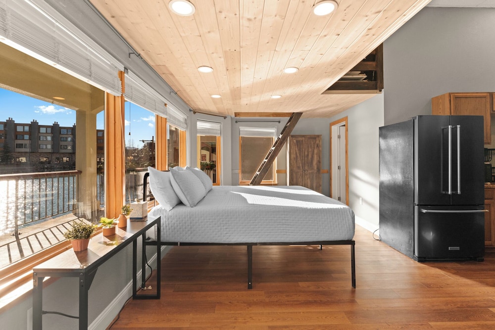Lakeshore #1 - carbon neutral hotel in Keystone