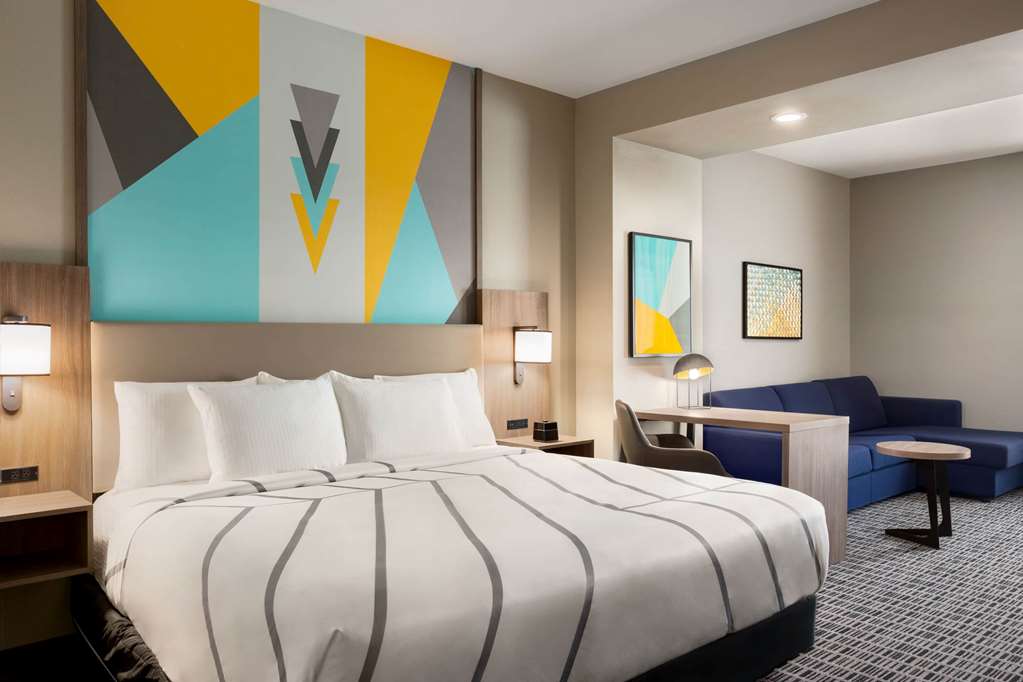 La Quinta Inn & Suites by Wyndham Richmond Sugarland - photo 28