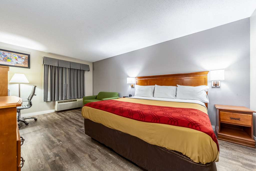 Econo Lodge Lincoln - photo 17