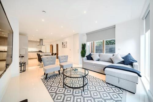 Amazing 3 Bedroom Flat in the Heart of Wimbledon — 4-Star Luxury Hotel in London, United Kingdom
