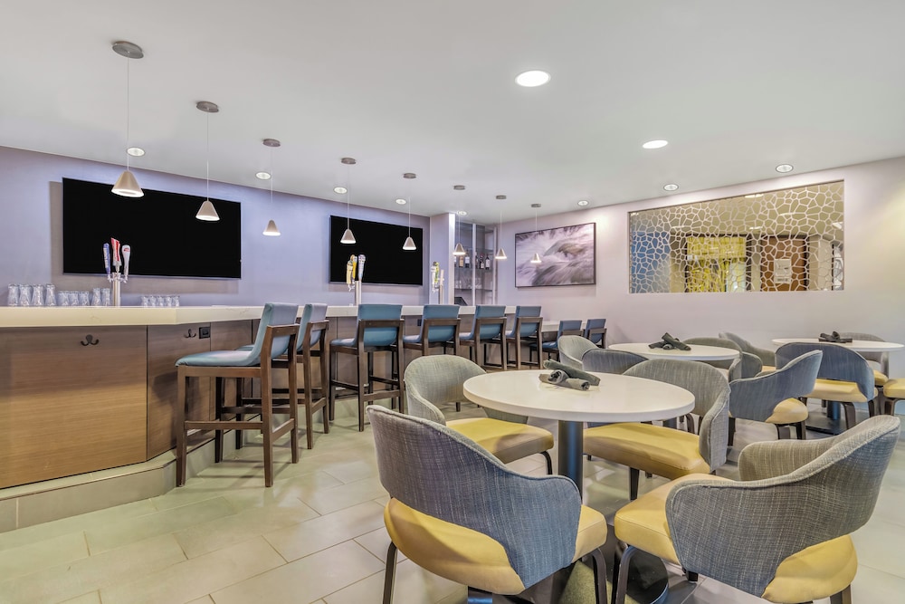 Embassy Suites by Hilton Detroit Metro Airport - photo 44