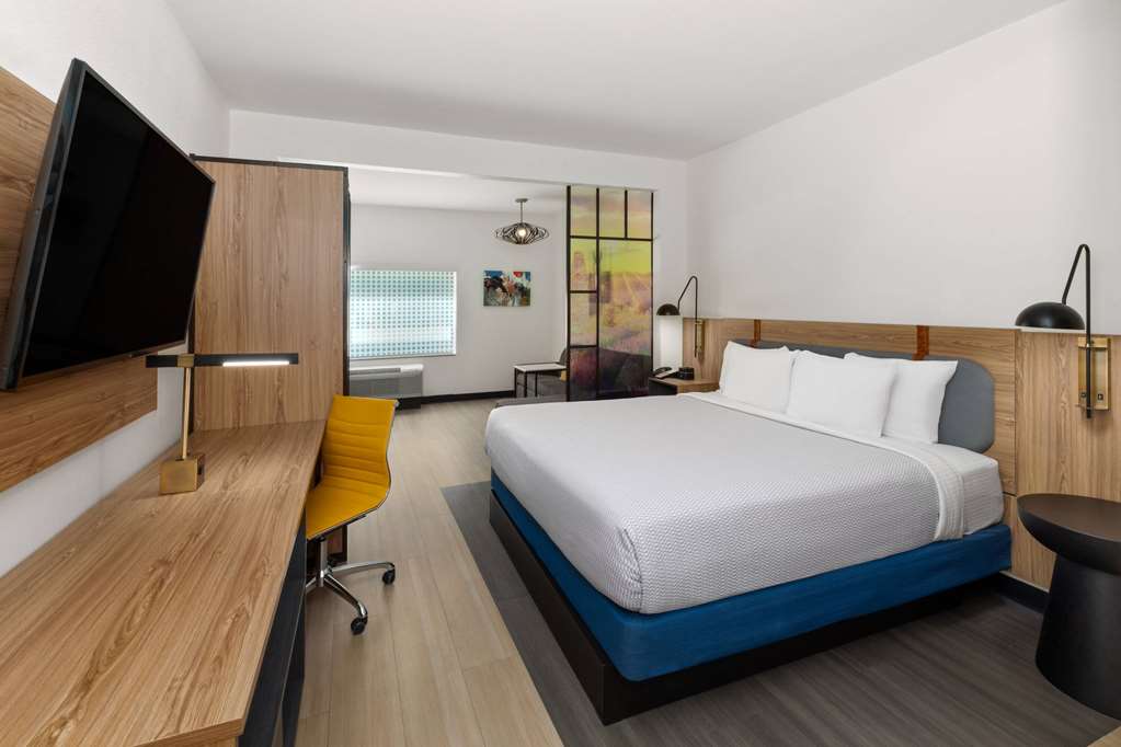 La Quinta Inn & Suites by Wyndham El Paso East Loop 375 - photo 26