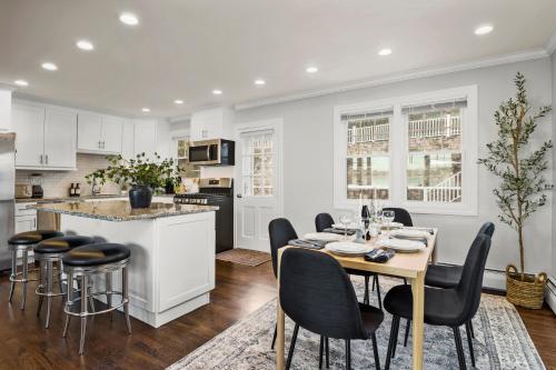 Waterview house walking distance from Cove Beach 5 mins to downtown only 40 min to NYC — 4-Star Luxury Hotel in Stamford, United States