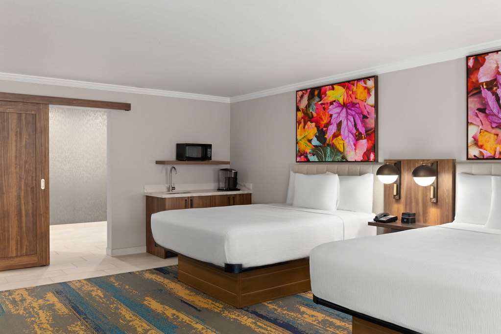 La Quinta Inn & Suites by Wyndham Yakima Downtown - photo 35