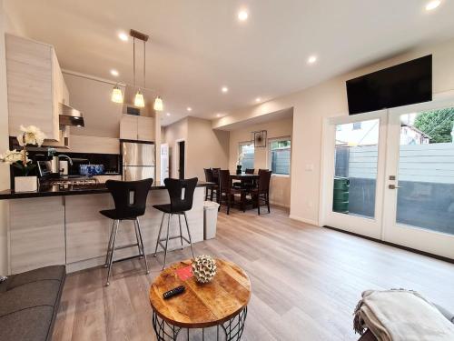 Prime LA 2 bedroom & 3 bath home Beverly Hills adj — 4-Star Luxury Hotel in Los Angeles, United States