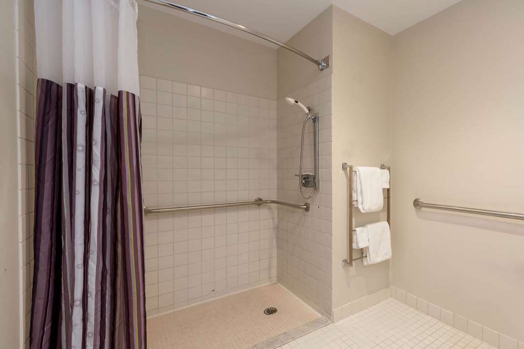 La Quinta Inn & Suites by Wyndham Cleveland Macedonia - photo 18
