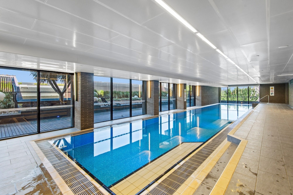 Chic 1 Bed with Balcony Views and Amenities — 4-Star Luxury Hotel in Melbourne, Australia