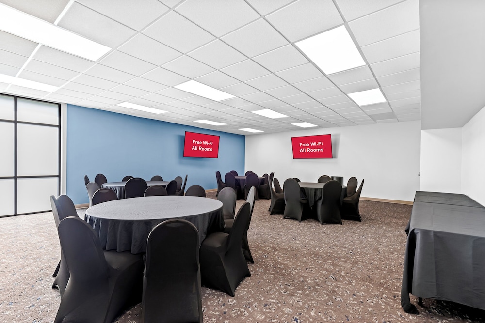 HomeTowne Studios by Red Roof & Conference Center Cortland - photo 33