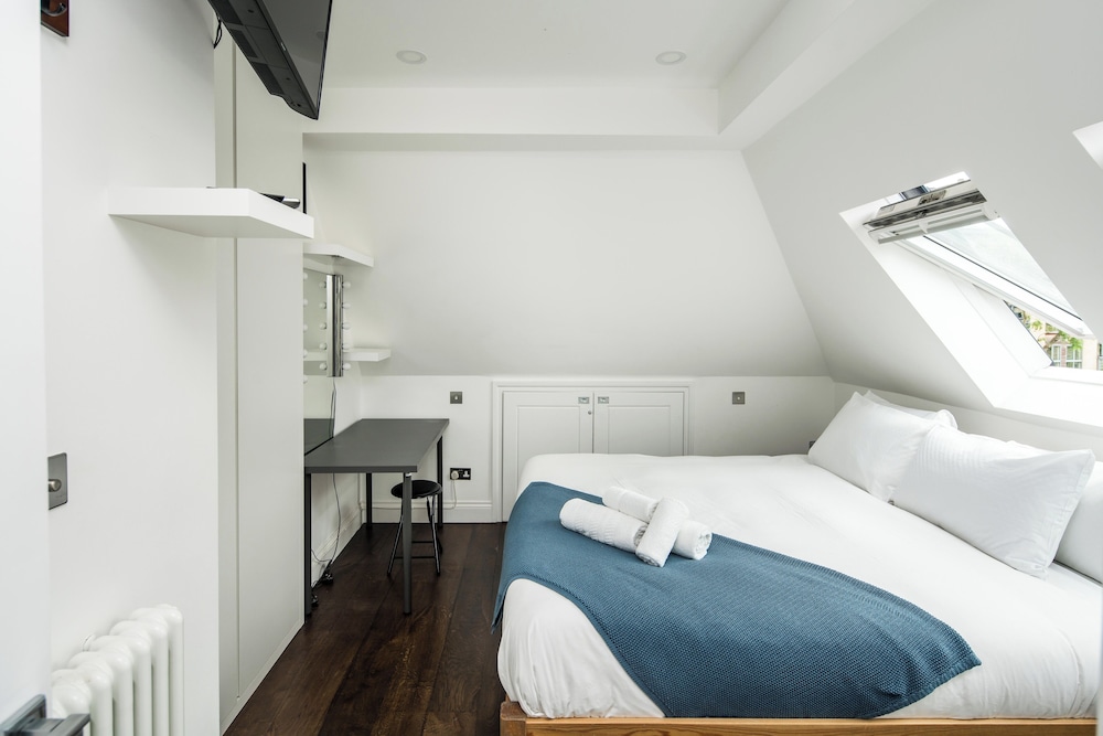 Sleek and Stylish 1BD Apt w Balcony Hammersmith — 4-Star Luxury Hotel in London, United Kingdom