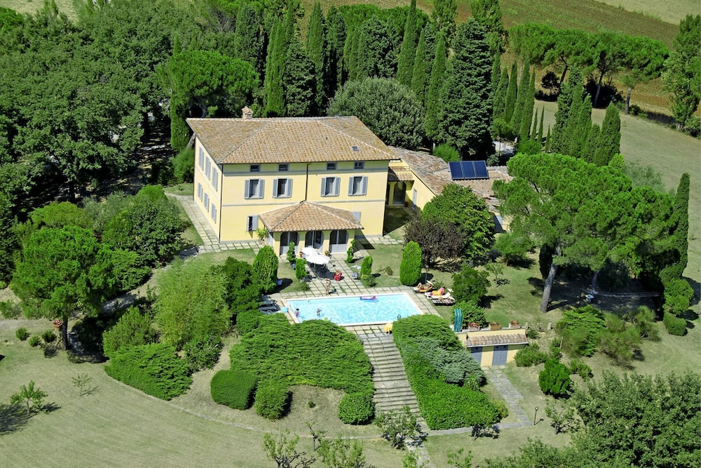 Villa Poggio Falcone — 4-Star Luxury Hotel in Chiusi, Italy