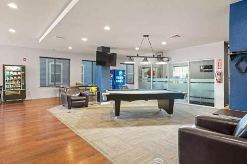 Relaxing 3BR Apartment With Pool & Wifi — Greeley — photo 3