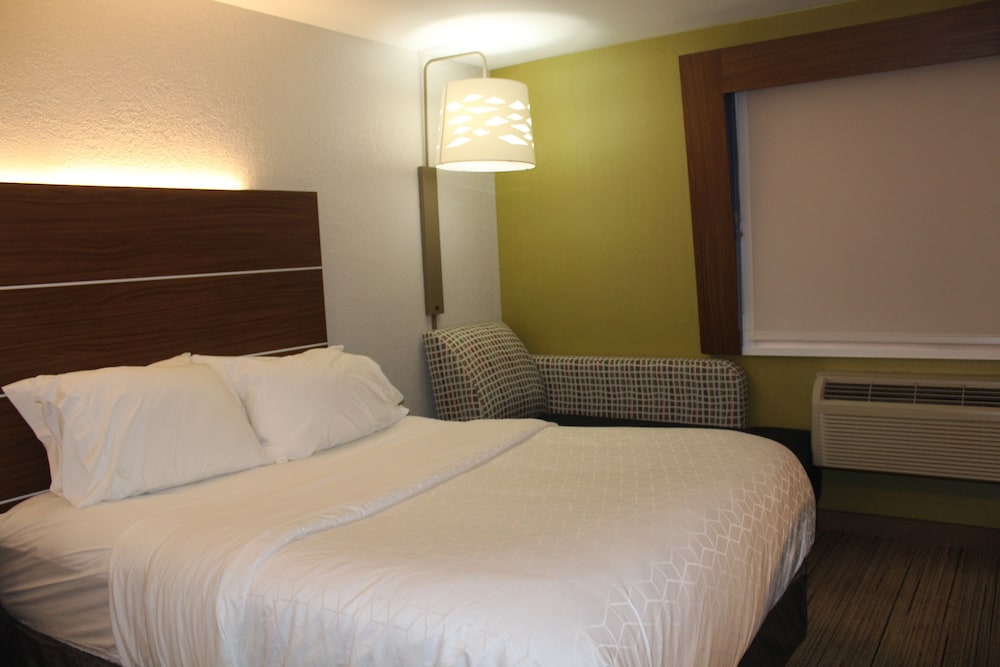 Holiday Inn Express Hotel & Suites Raton by IHG - photo 20