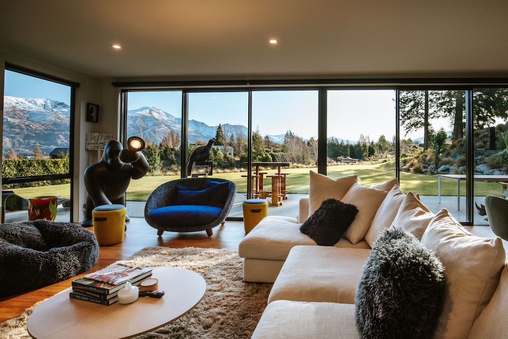 Mt Roy Terrace Sleeps 8 Mountain Views Artwork Collection — 4-Star Luxury Hotel in Wanaka, New Zealand