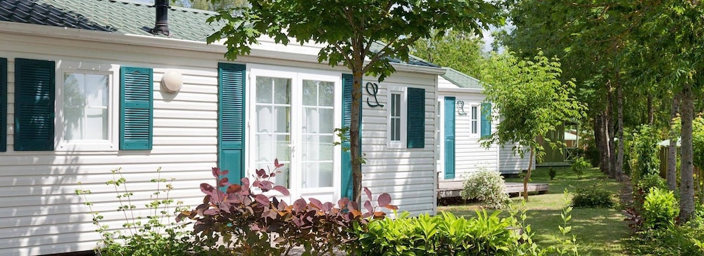 Camping le Caussanel — 5-Star Luxury Hotel in Salles-Curan, France