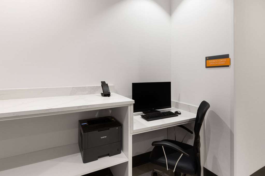 La Quinta Inn & Suites by Wyndham Austin Parmer Tech Ridge - photo 33