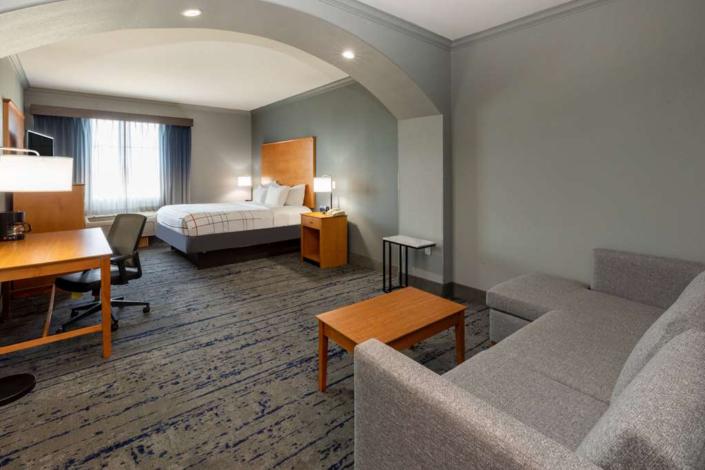La Quinta Inn & Suites by Wyndham Bridgeport - photo 13
