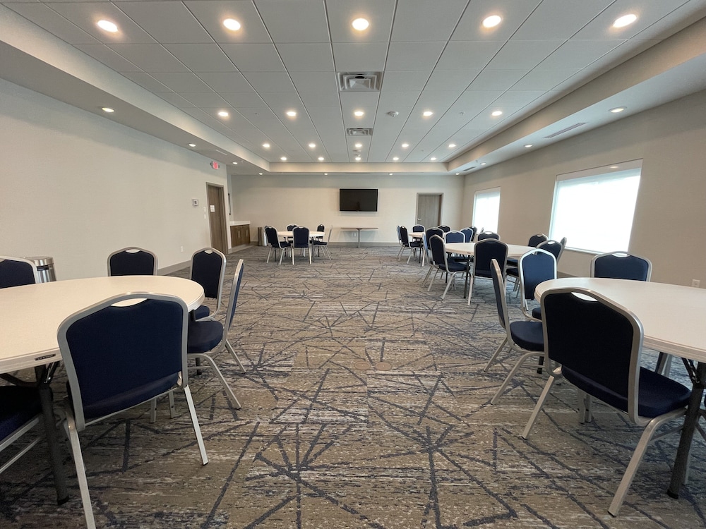 Holiday Inn Express & Suites Ft. Smith Airport by IHG - photo 43