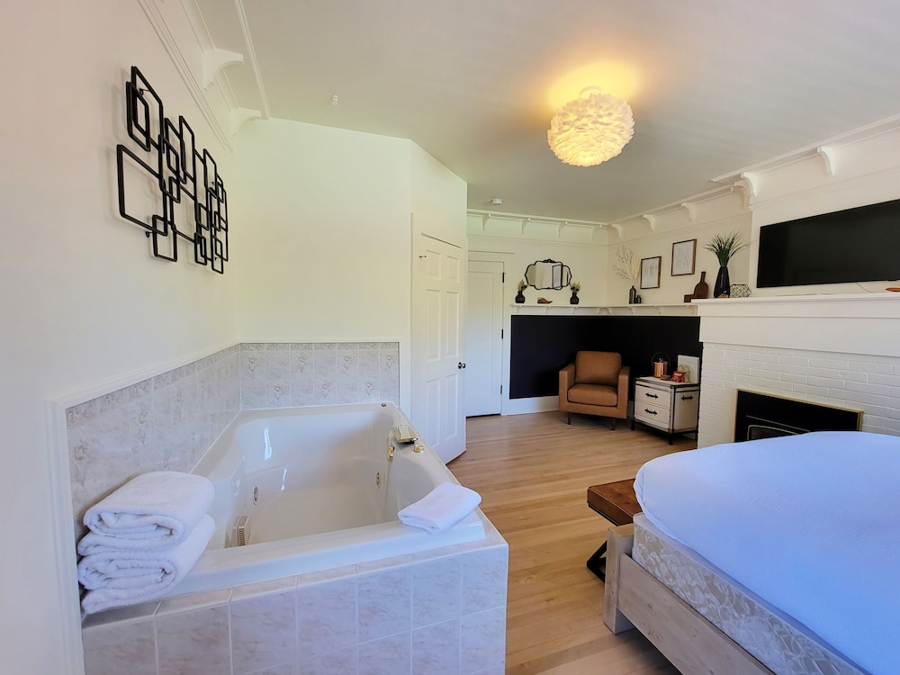 Historic GG Barnum Mansion by Heirloom Boutique Collection - photo 45