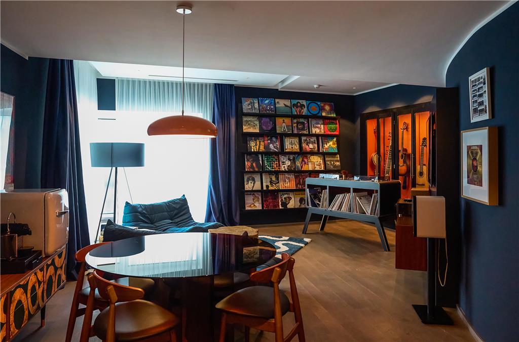 Inspired by the iconic energy of Studio 54 and the smooth legacy of jazz great Lionel Hampton — who once called this hotel home — Studio 45 is a 95qm sanctuary made for those who understand the difference between style and substance.