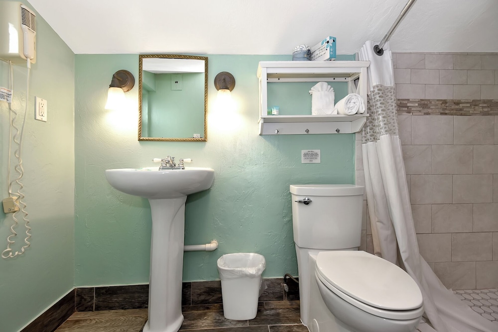 Shoreline Suites & Cabana Cottages - photo 112