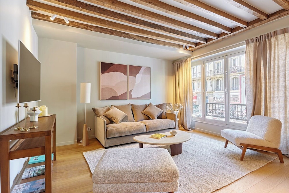 Superb Apartment Notre Dame De Paris — 4-Star Luxury Hotel in Paris, France