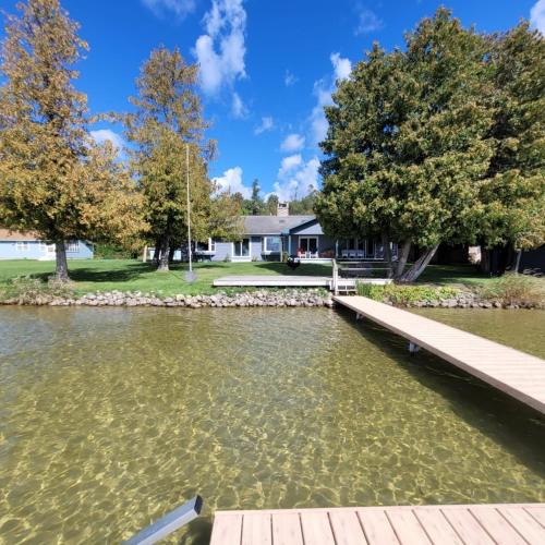Sandbar Cedar Cottage on Lake Leelanau — 4-Star Luxury Hotel in Cedar City, United States