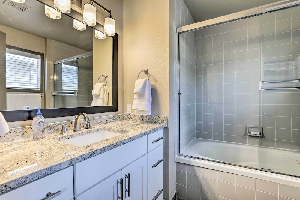 8 Mi to Copper Mtn: Sleek Frisco Townhome w Views — 4-Star Luxury Hotel in Frisco, United States
