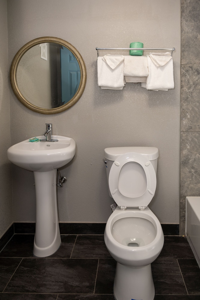 Riverside Inn and Suites - photo 10