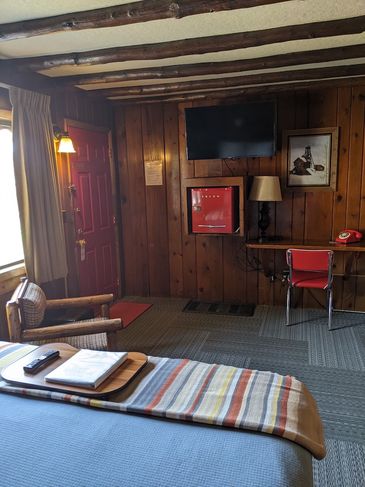 Foot of the Mountain Motel - photo 16