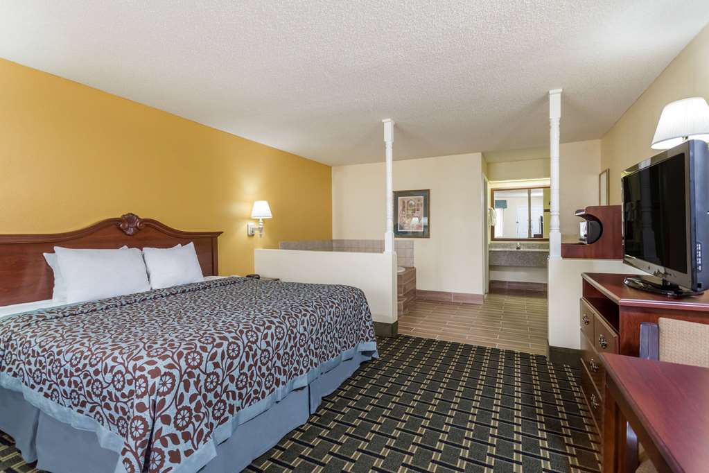 Days Inn & Suites by Wyndham Warner Robins Near Robins AFB - photo 9