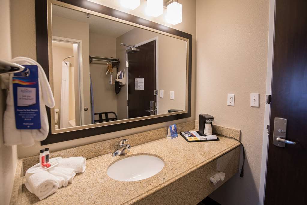 Baymont by Wyndham Detroit Airport Romulus - photo 21