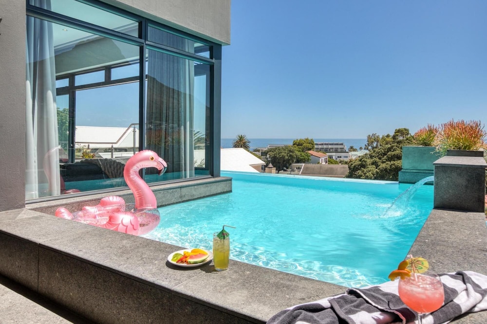 Vista Del Mare Camps Bay 3 Min walk to beach Pool View — 4-Star Luxury Hotel in Cape Town, South Africa