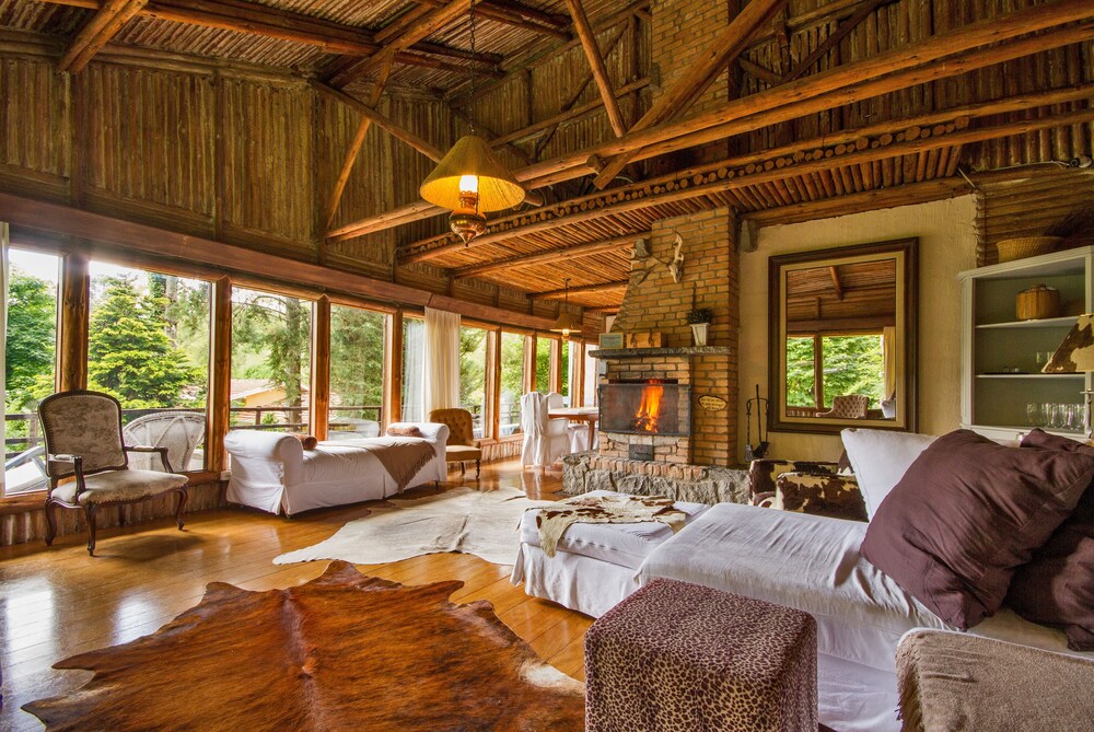 Pousada Casa Mantiqueira Próxima ao Capivarí e opções de Hidromassagem in Campos Do Jordao, Brasil