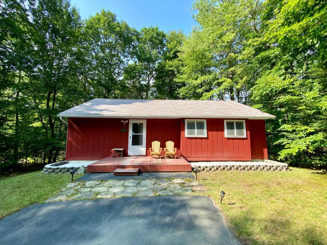 Escape to a 3 Bedroom Cabin in Lower Catskills — 4-Star Luxury Hotel in Woodridge, United States