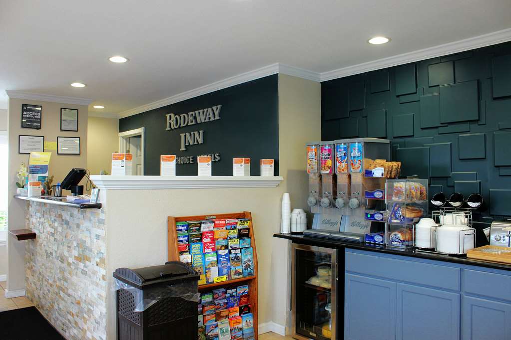 Rodeway Inn Near University Gateway to Yosemite - photo 3
