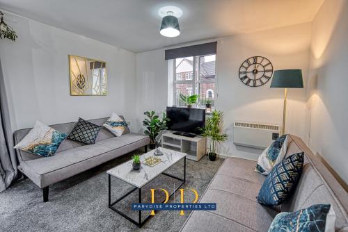 Sale Modern Oasis Chic & Contemporary 2 BR for 6 with Gated Parking by Parydise Properties — 4-Star Luxury Hotel in Sale, United Kingdom