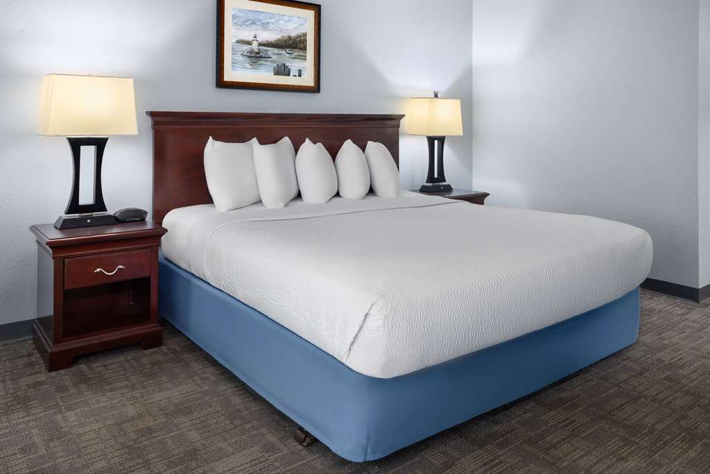 Days Inn by Wyndham Iron Mountain - photo 12