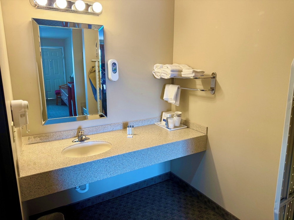Great Lakes Inn - photo 26