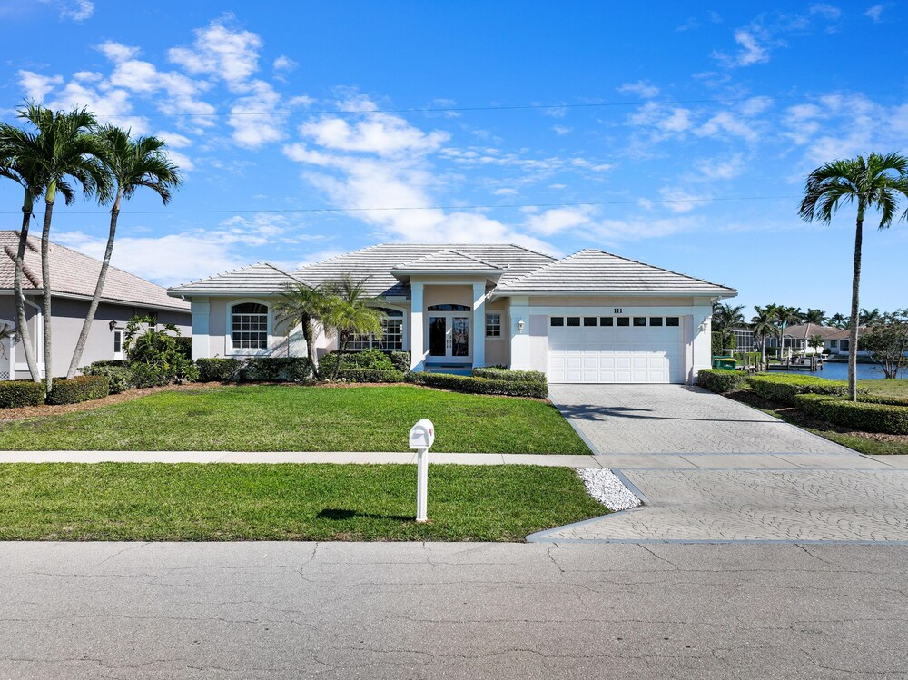 Luxuriously Furnished Waterfront Home With Pool spa — 4-Star Luxury Hotel in Marco Island, United States
