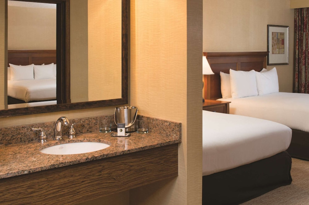 DoubleTree by Hilton Seattle Airport - photo 10