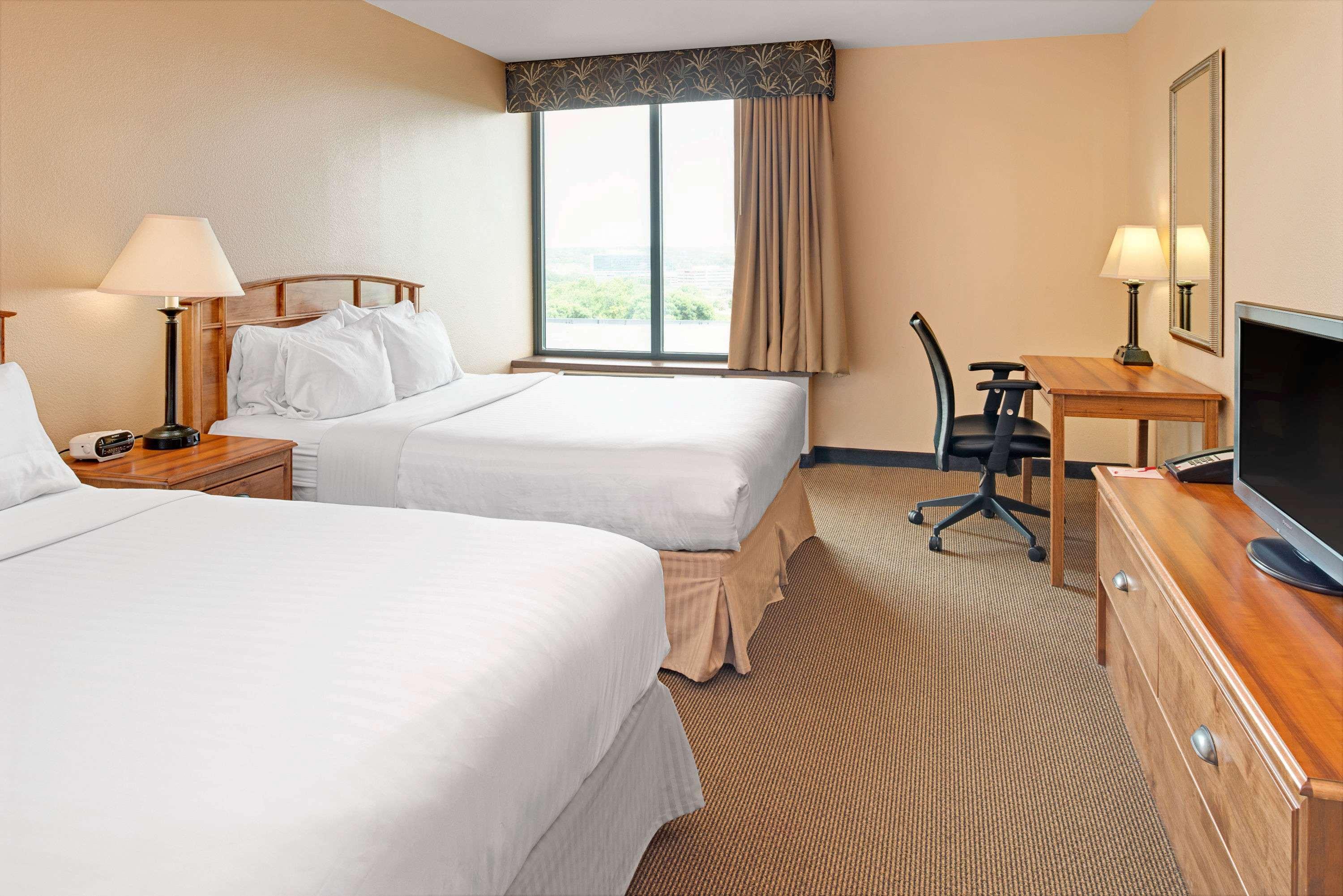 Ramada Plaza by Wyndham Omaha - photo 6