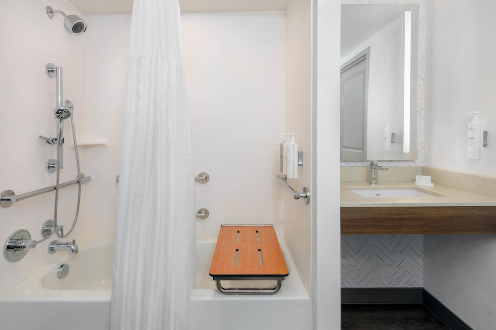 Hilton Garden Inn Buffalo Airport - photo 29