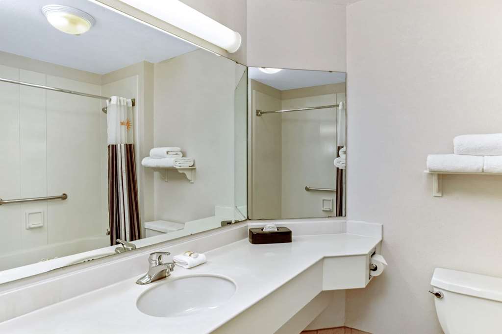 La Quinta Inn & Suites by Wyndham Birmingham Hoover - photo 33