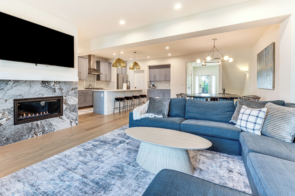 Family Haven Walk to Dtwn Erie: Bring Your Pets — 4-Star Luxury Hotel in Erie, United States