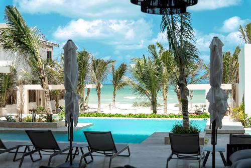 Luxury 3BR Oceanfront Retreat Pool Views & Private Beach Access — 4-Star Luxury Hotel in Chicxulub Puerto, Mexico